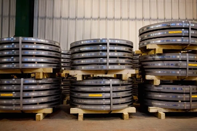 Tiras de aço cortadas e armazenadas em bobinas